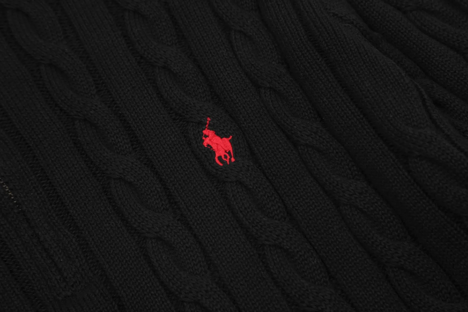 🅿️250 "Top quality" Style number: DS014# [Ralph Lauren half-zip solid color pony embroidered logo twist knitted sweater] ✅Ralph Lauren half-zip classic basic versatile unisex couple pullover sweater ✅Main supplier platform live broadcast Wholesale entity Replenish when out of stock Not removed from shelves ✅ZP quality 1:1 version Scan the code to enter the GF website Counter quality ✅Detailed quality The only one in Guangzhou Imported quality cotton yarn, focusing on high-end, cost-effective, good quality needless to say ✅The version is restored to the original order, the maximum size can be worn up to 200 pounds, loose, comfortable and stress-free ✅The upper body is simple and easy to match, ootd must-have style, good-looking clothes are never picky, a must-have wardrobe recommendation Size: S-XL Color: Navy blue, off-white, black, gray, khaki, light blue, yellow, pink, olive green, Chinese red